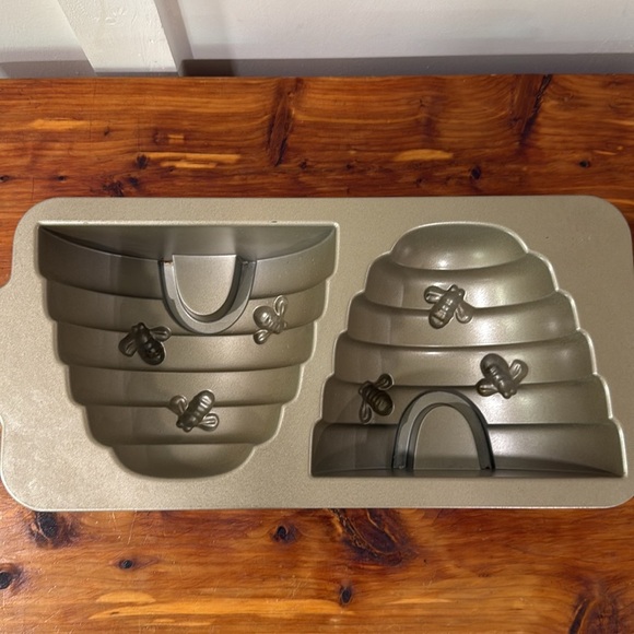 Nordic Ware Aluminum Cast Beehive Cake Pan - Picture 4 of 5